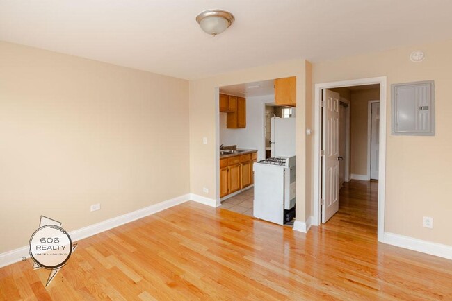 Building Photo - Bright and Sunny Cicero Apts Available!