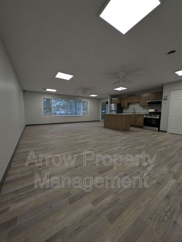 Building Photo - 407 H St