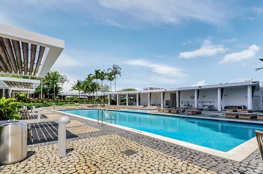 Building Photo - 2020 N Bayshore Dr