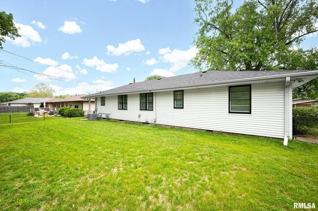 Building Photo - 1407 W Sunnyview Dr
