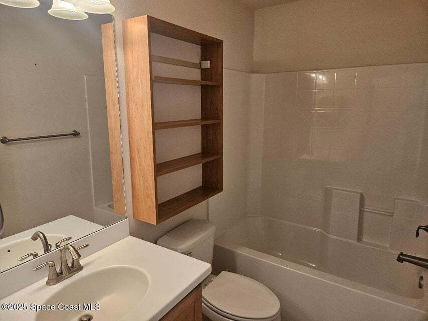 Bathroom 3 full bath with tub - 2074 Botanica Cir