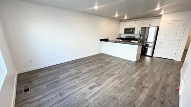Building Photo - 3 Bedroom/2 Bathroom home in Saratoga Springs