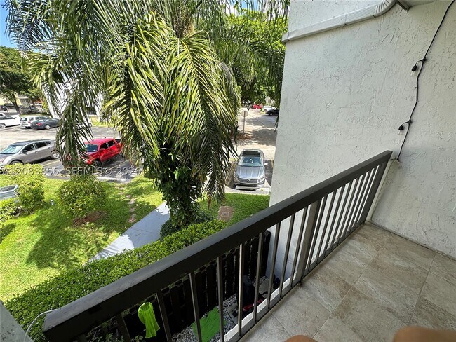 Building Photo - 9435 Fontainebleau Blvd