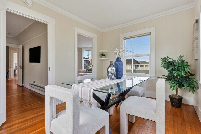 Building Photo - Charming Seacliff Top Floor Condo Unit with views of Golden Gate Bridge!