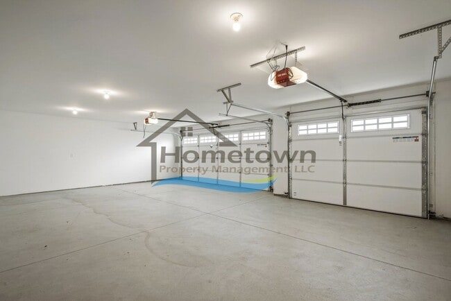 Building Photo - 3-Bedroom, 2-Bathroom Home with 3-Car Gara...