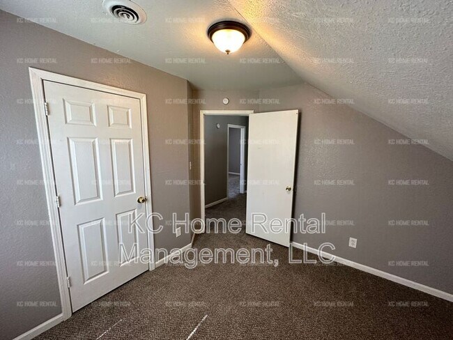 Building Photo - 4221 E 60 Terrace