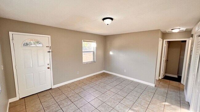 Building Photo - $300 off of a month of rent! Charming 3-Bedroom Home in Deltona! – Pets Welcome (Up to 30 lbs) – ...