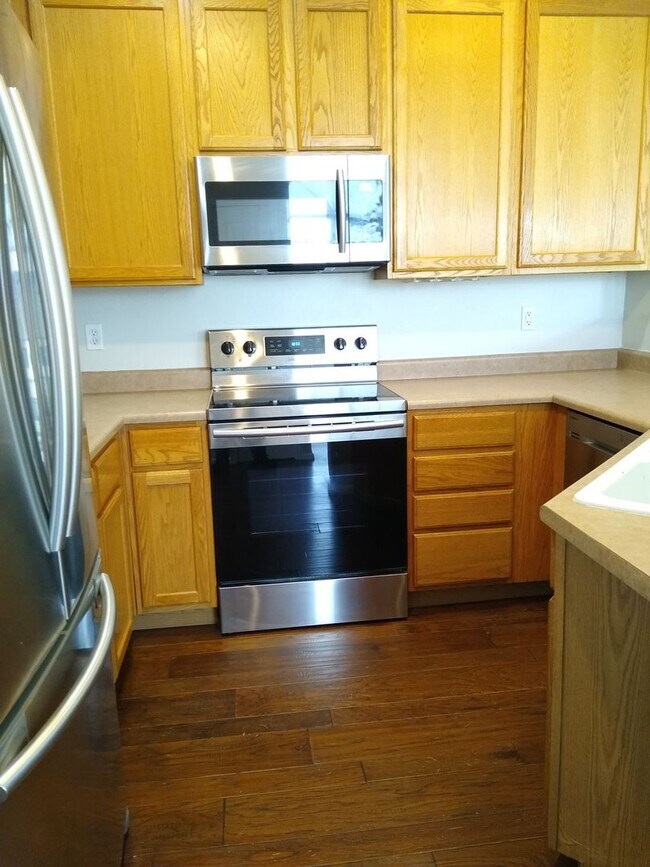 Building Photo - Stunning Highlands Ranch Townhome