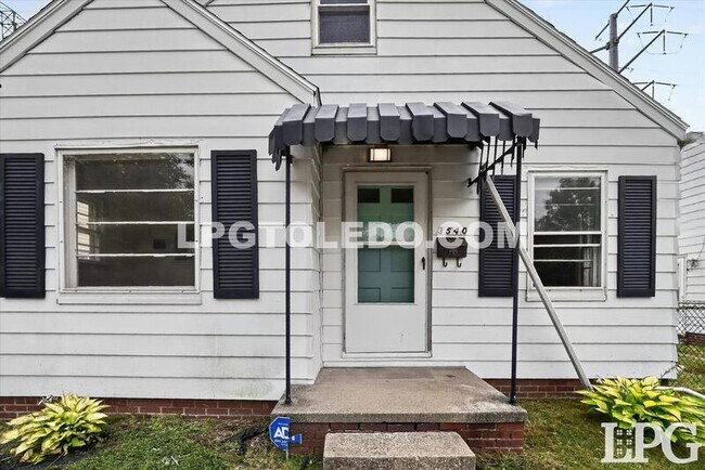Building Photo - 3540 Bellevue Rd