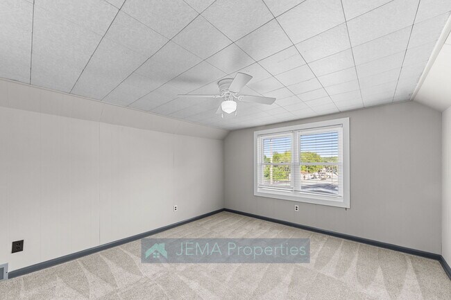 Building Photo - 503 E 8th St