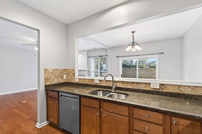 Building Photo - Cozy 3BR Townhouse in Glenwood Crossing!