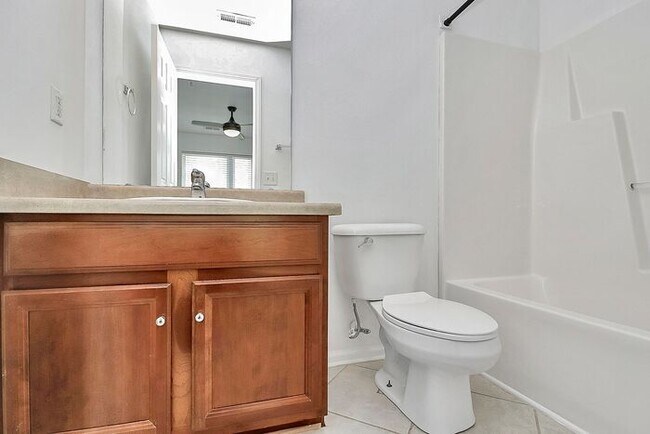 Building Photo - Spacious 2BD/2.5BA Condo in NODA!