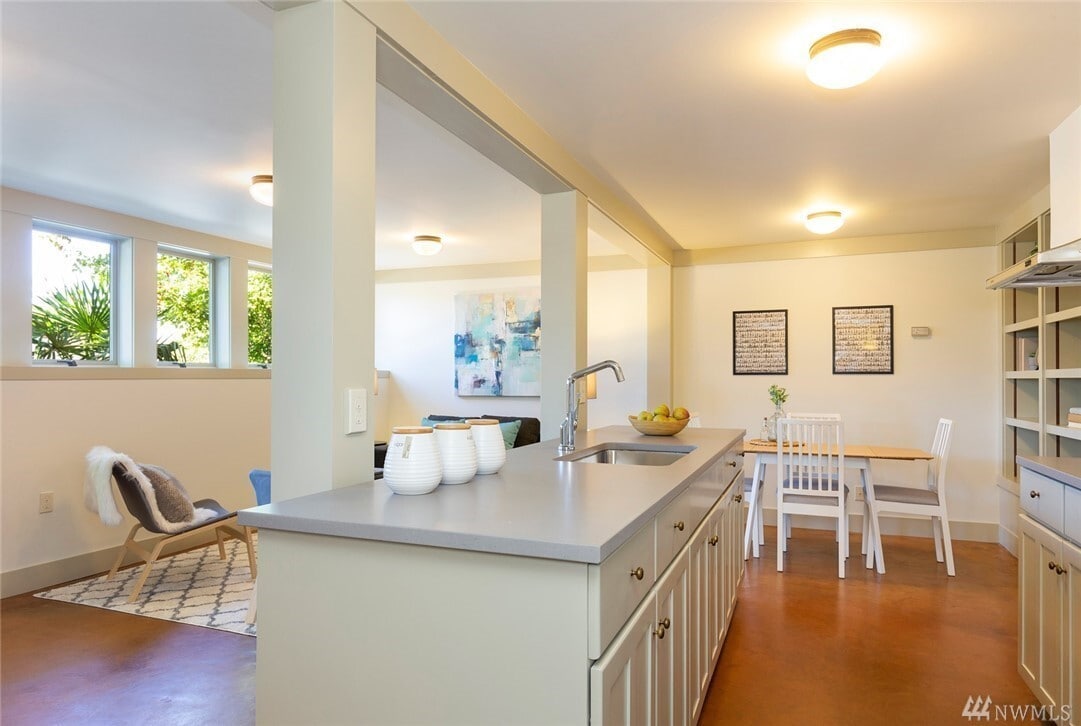 Kitchen - 911 W Howe St