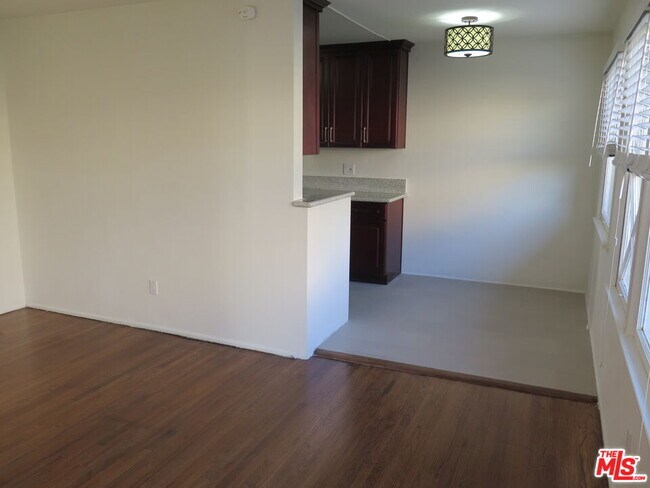 Building Photo - 833 N Kingsley Dr