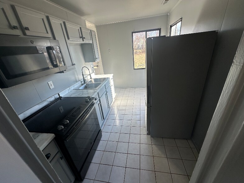 Building Photo - 3127 S 40th St