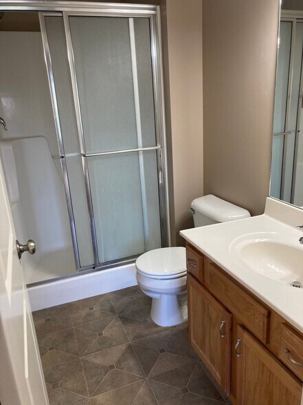 2nd bathroom - 1121 Turtle Creek Rd
