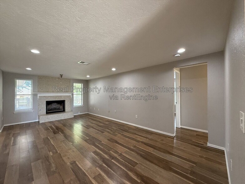 Building Photo - 1071 Castlebury Mansion