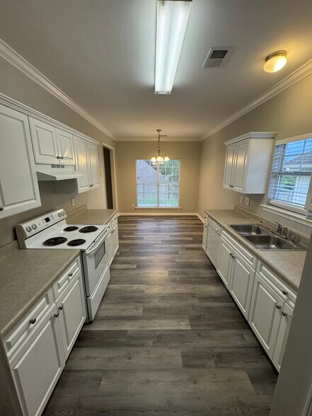 Building Photo - 140 Charlton Ln