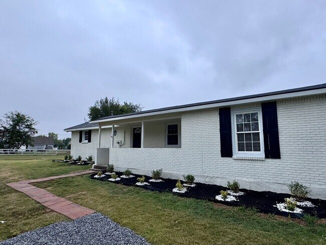 Building Photo - 3375 Pembroke Rd