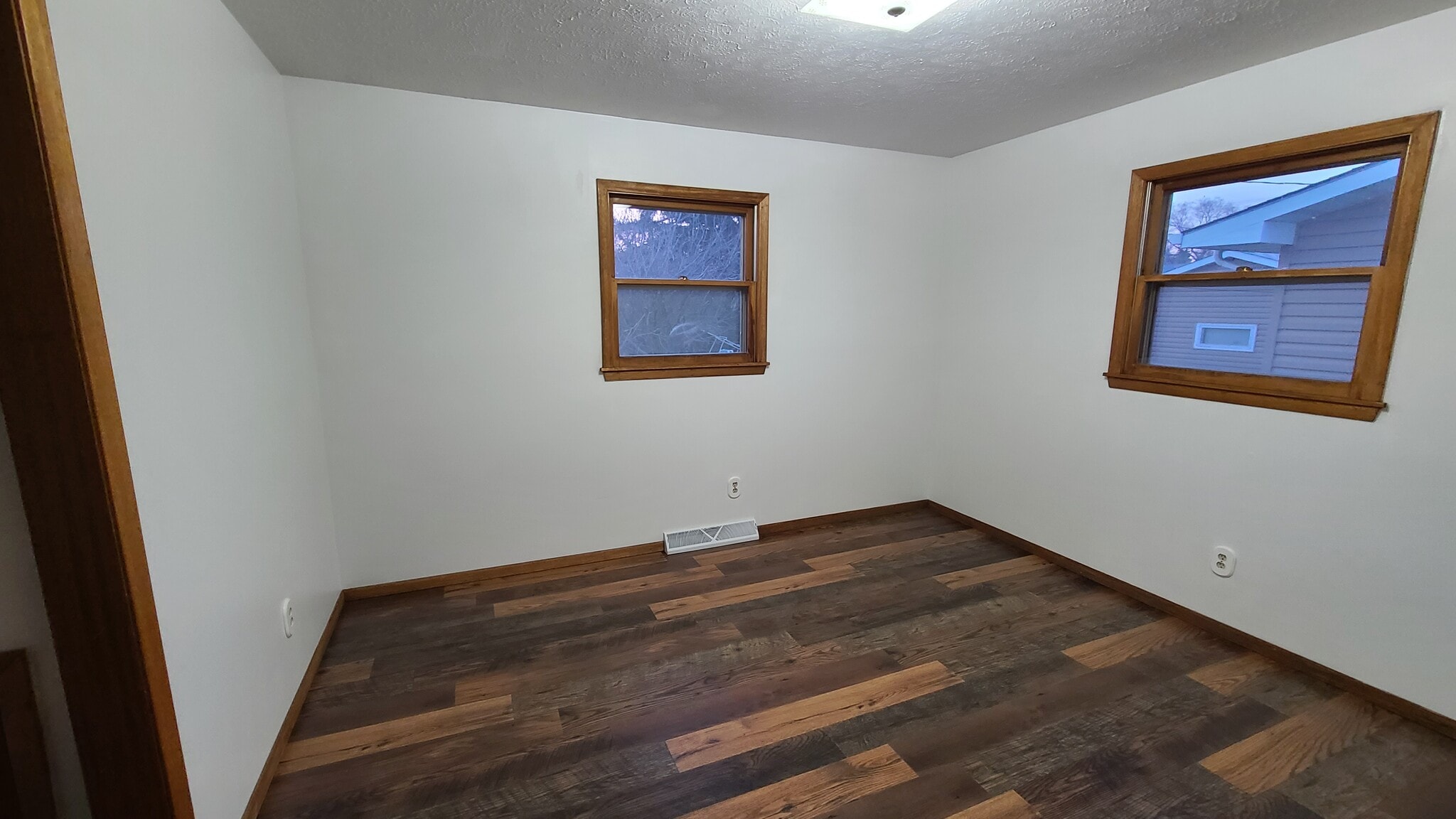 Building Photo - 145 8th Ave E