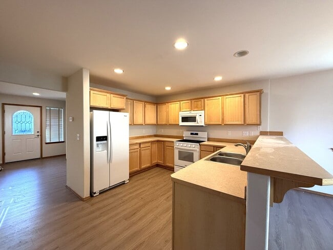 Building Photo - Newly Updated and Pet Friendly!