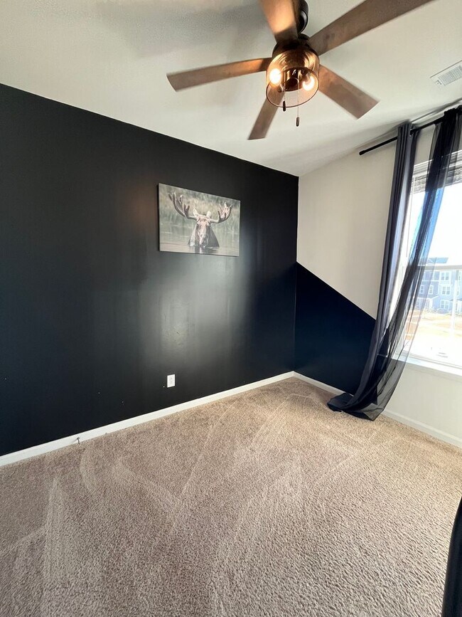 Building Photo - Tri-level Townhome in Foxbank Plantation