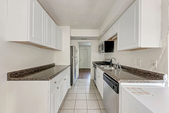 Building Photo - 2 month lease cute 1-1 blocks from campus ...