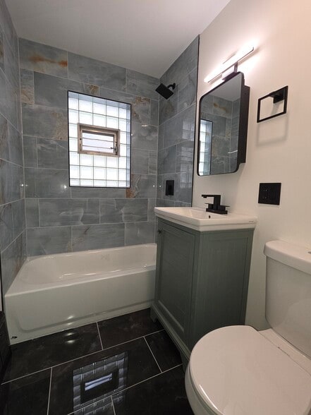 Bath #1 w/Tub - 1st Flr - 5251 S Hamlin Ave