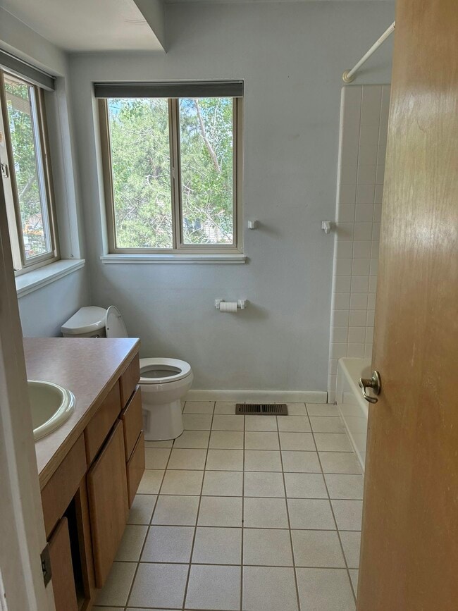 Building Photo - 2092 Colonial Dr