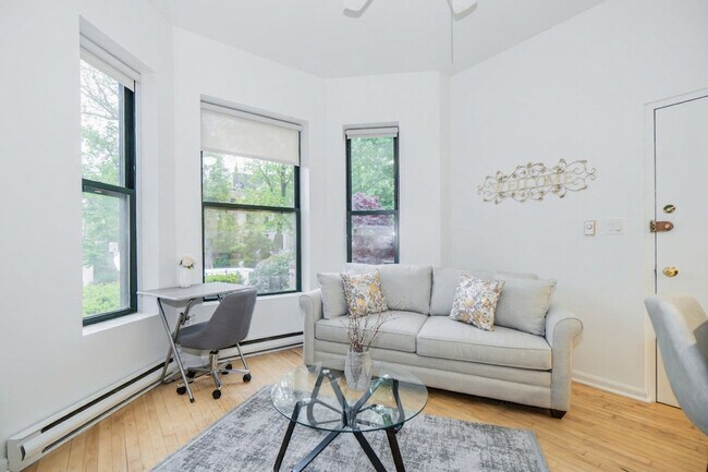 Building Photo - 2544 N Burling St