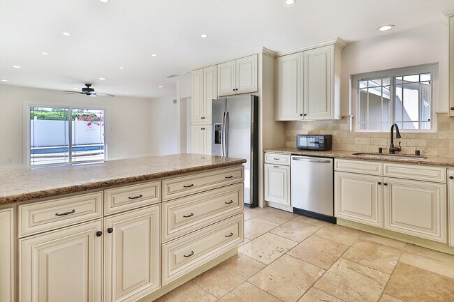 Building Photo - 8601 Santa Susana Plz