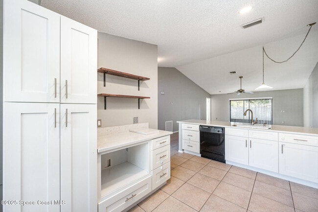 Building Photo - 869 Yorktowne Dr