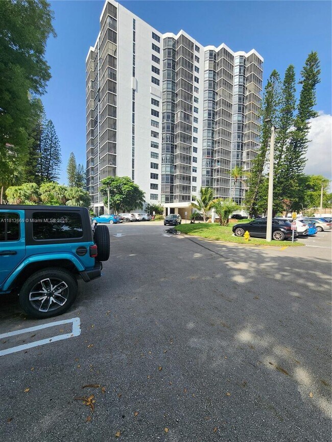 Building Photo - 20100 W Country Club Dr