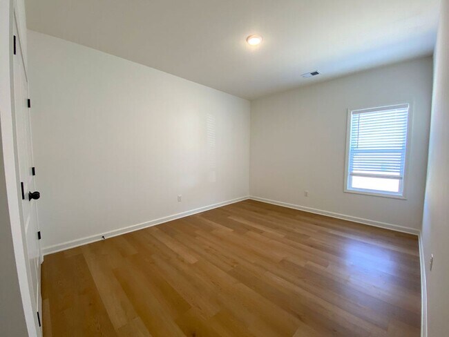 Building Photo - 126 Oak Ave