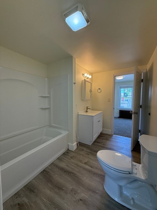 Building Photo - Updated 3 BR 2 Full Bath house w/ Yard!