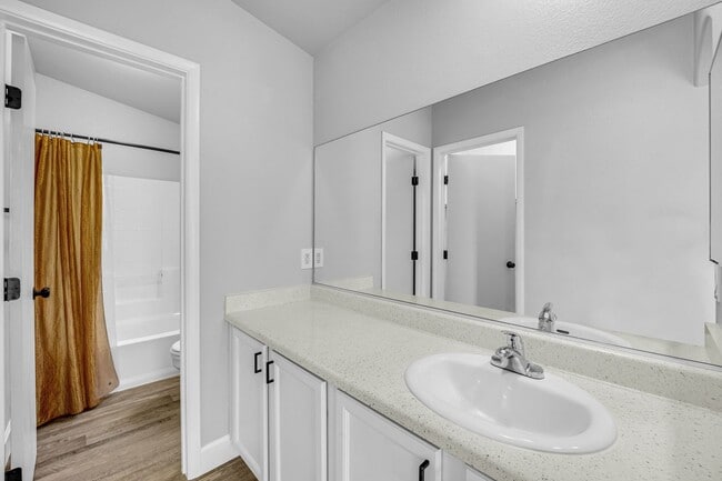 Building Photo - Charming 2 bedroom 2 bathroom townhome
