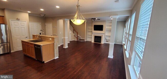 Building Photo - 2663 Manhattan Pl