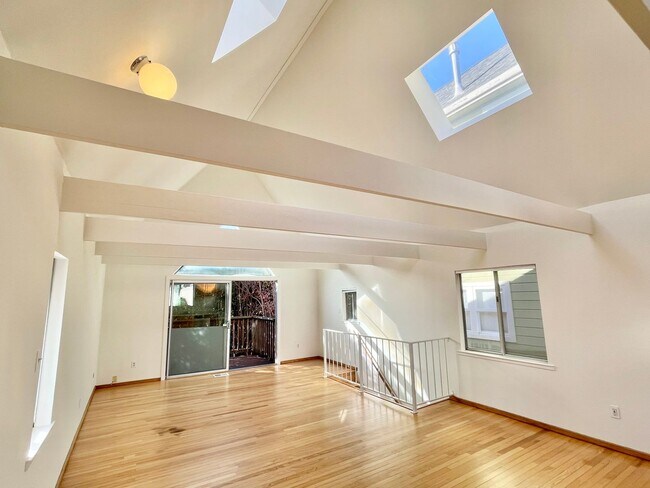 Building Photo - Bernal Heights 2Br House with Skylights, V...