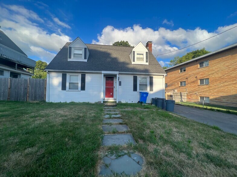 Building Photo - 51 Bacon St