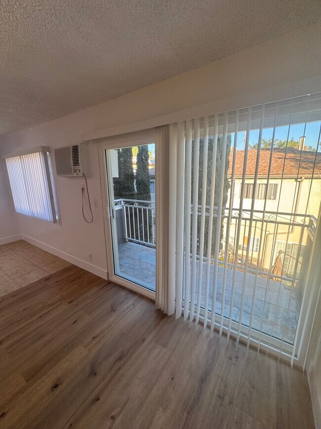 Building Photo - 1810 N Bronson Ave