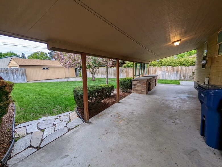 Building Photo - 2310 W Kiernan Ave