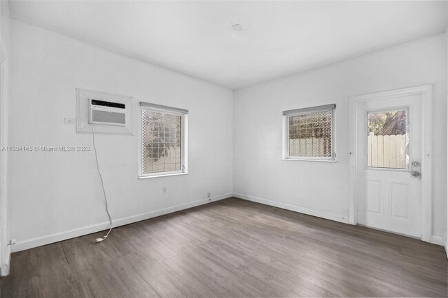 Building Photo - 2822 Pine Tree Dr