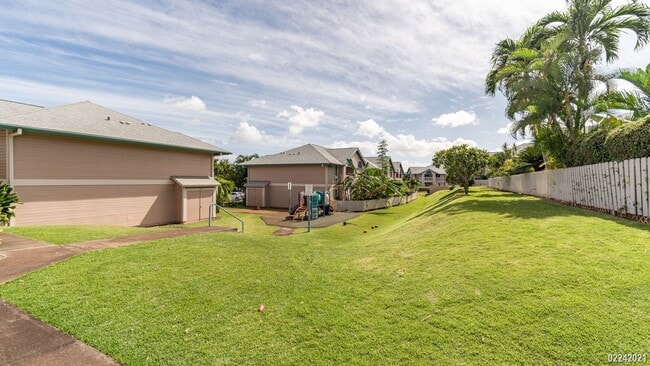 Building Photo - Recently Updated 2BR/1.5BA/1PKG Unit in Ho'omaka Village at Waikele (Waipahu)