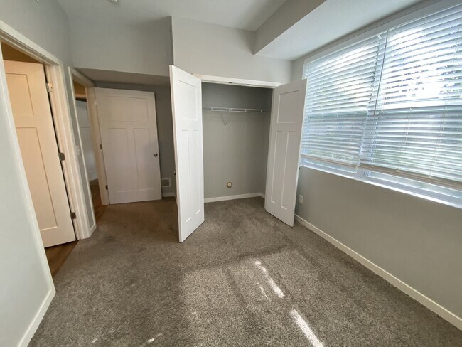 Building Photo - Modern Comfort Meets Urban Convenience in Longfellow!