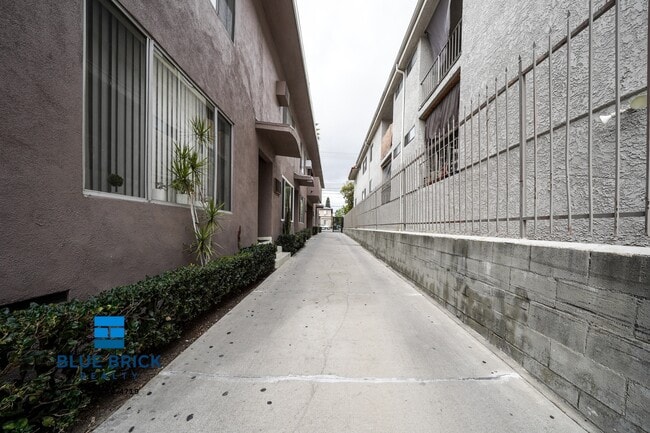 Building Photo - 15938 Vanowen St
