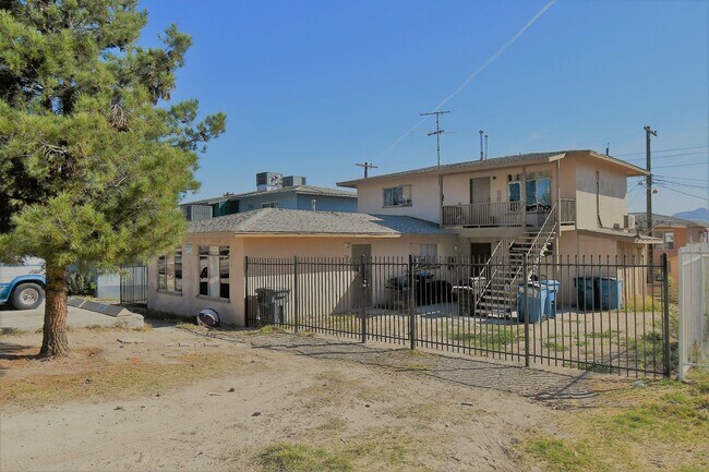 Building Photo - 2 Bed Apartment  - $1,050 - 378 N 13th Str...