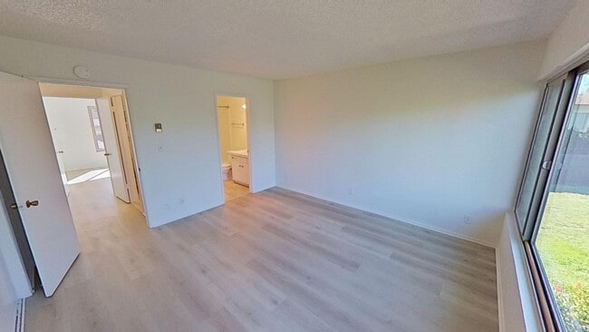 Building Photo - Bright and Spacious 2-Bedroom Condo in Gol...