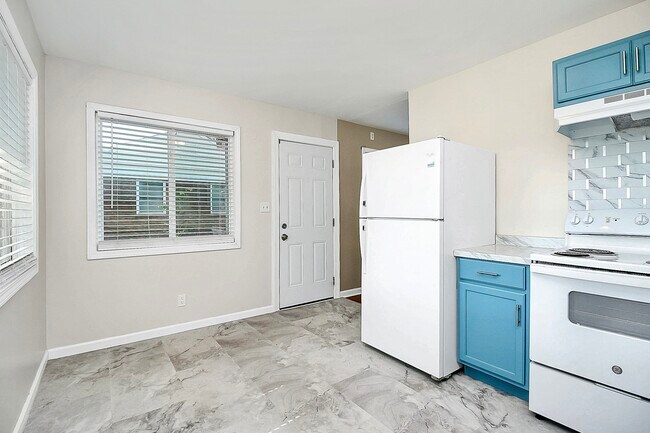 Building Photo - 2244 English Dr