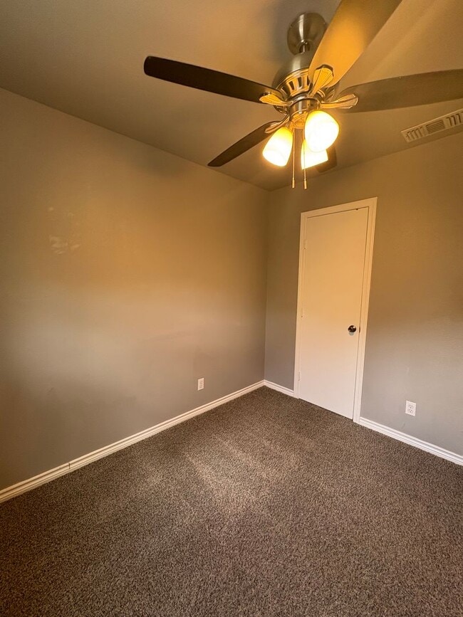 Building Photo - Newly Renovated Town-home