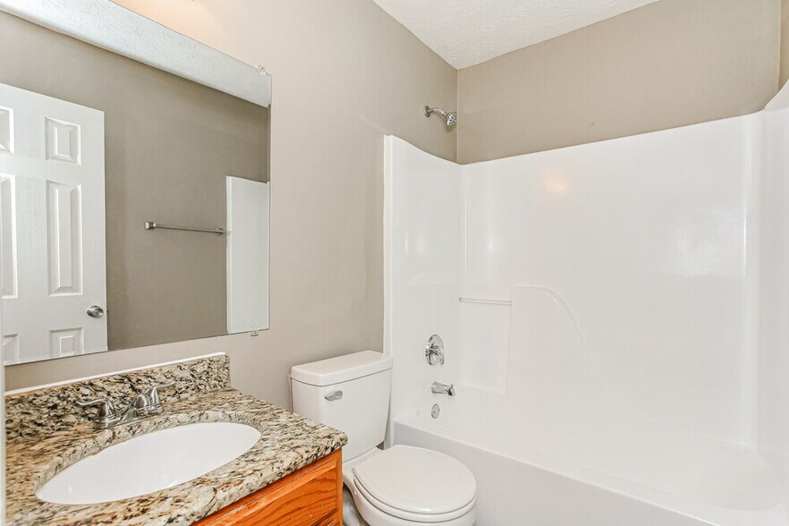 Building Photo - 748 Hollowood Ln
